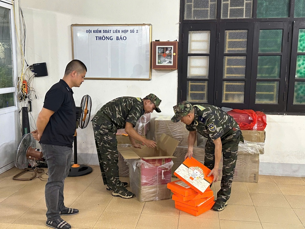 Lực lượng kiểm soát Hải quan (Chi cục Hải quan khu vực VIII) kiểm tra hàng hoá vi phạm. Ảnh: Quang Hùng