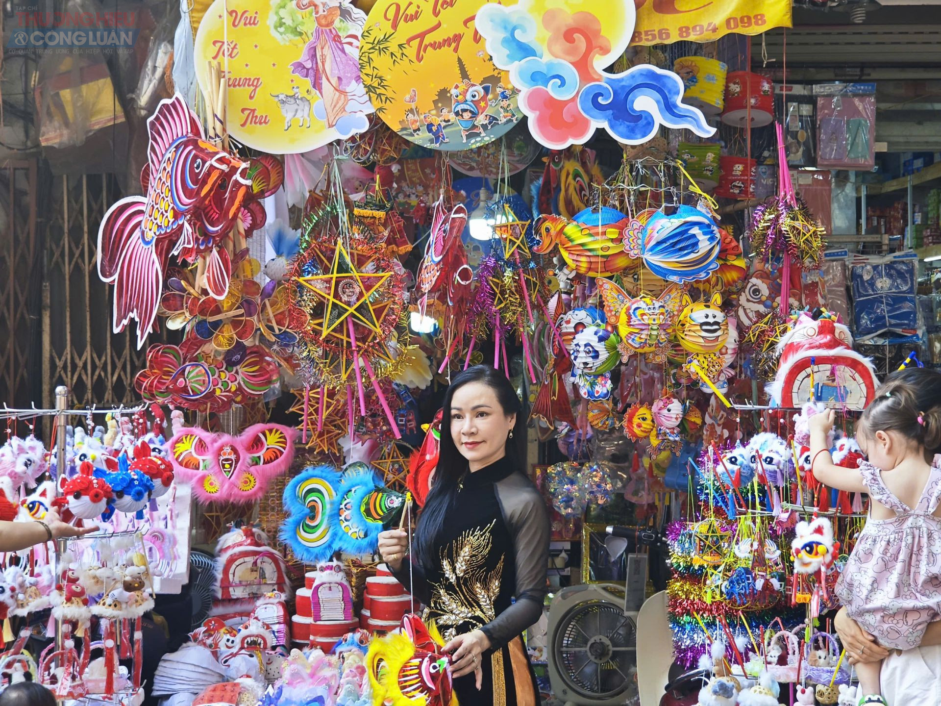 Mọi người lưu lại hình ảnh đẹp trong không gian rực rỡ sắc màu Trung thu Mọi người lưu lại hình ảnh đẹp trong không gian rực rỡ sắc màu Trung thu