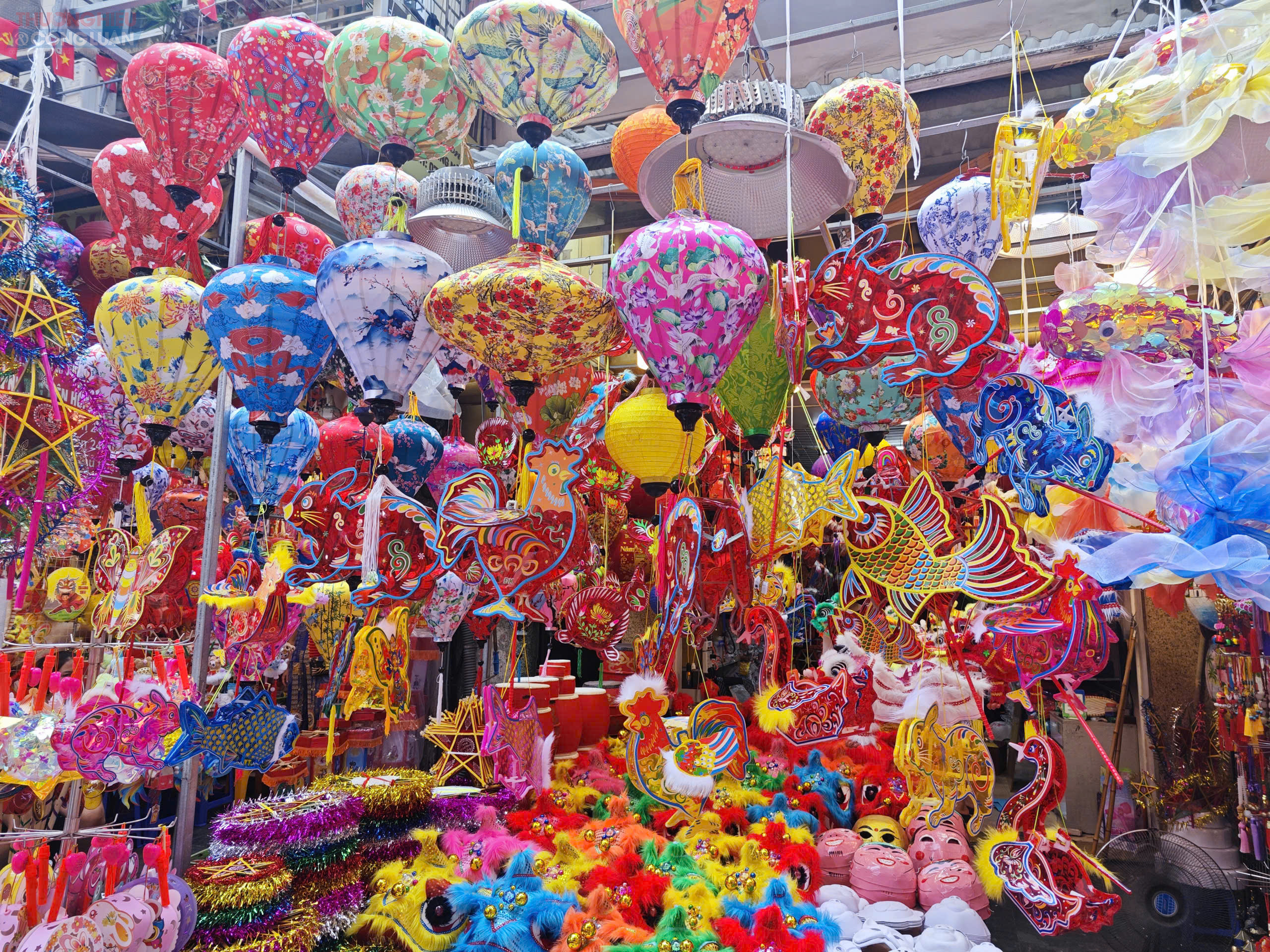 Mặt hàng đồ chơi Trung thu bày bán tại các cửa hàng rất đa dạng, phong phú, giúp người tiêu dùng có nhiều sự lựa chọn. Mặt hàng đồ chơi Trung thu bày bán tại các cửa hàng rất đa dạng, phong phú, giúp người tiêu dùng có nhiều sự lựa chọn.