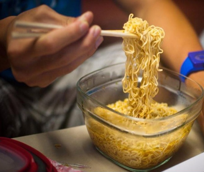 Chuyên gia cảnh báo: Ăn mì gói sai cách có thể gây tổn thương thận