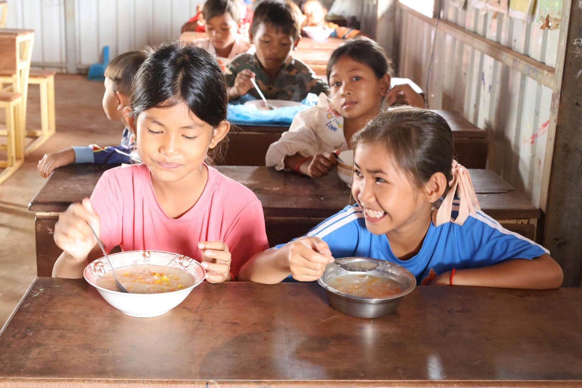 Các em nhỏ được nhận cháo dinh dưỡng Các em nhỏ được nhận cháo dinh dưỡng