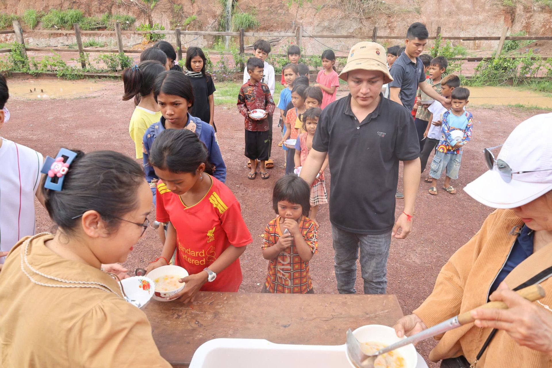 Các CB.NV Phòng Hành chính & Dịch vụ Hậu cần Xí nghiệp Chuối Daunpenh 2 phát cháo cho các em Các CB.NV Phòng Hành chính & Dịch vụ Hậu cần Xí nghiệp Chuối Daunpenh 2 phát cháo cho các em
