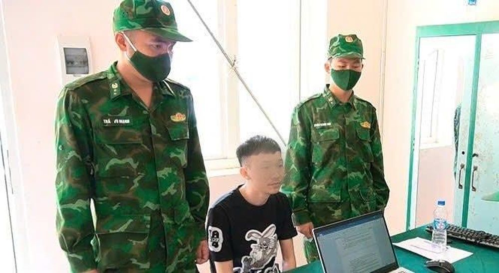 Cán bộ Đồn Biên phòng cửa khẩu Mỹ Quý Tây, Ban Chỉ huy BĐBP Tây Ninh lấy lời khai của 1 trong 4 đối tượng.