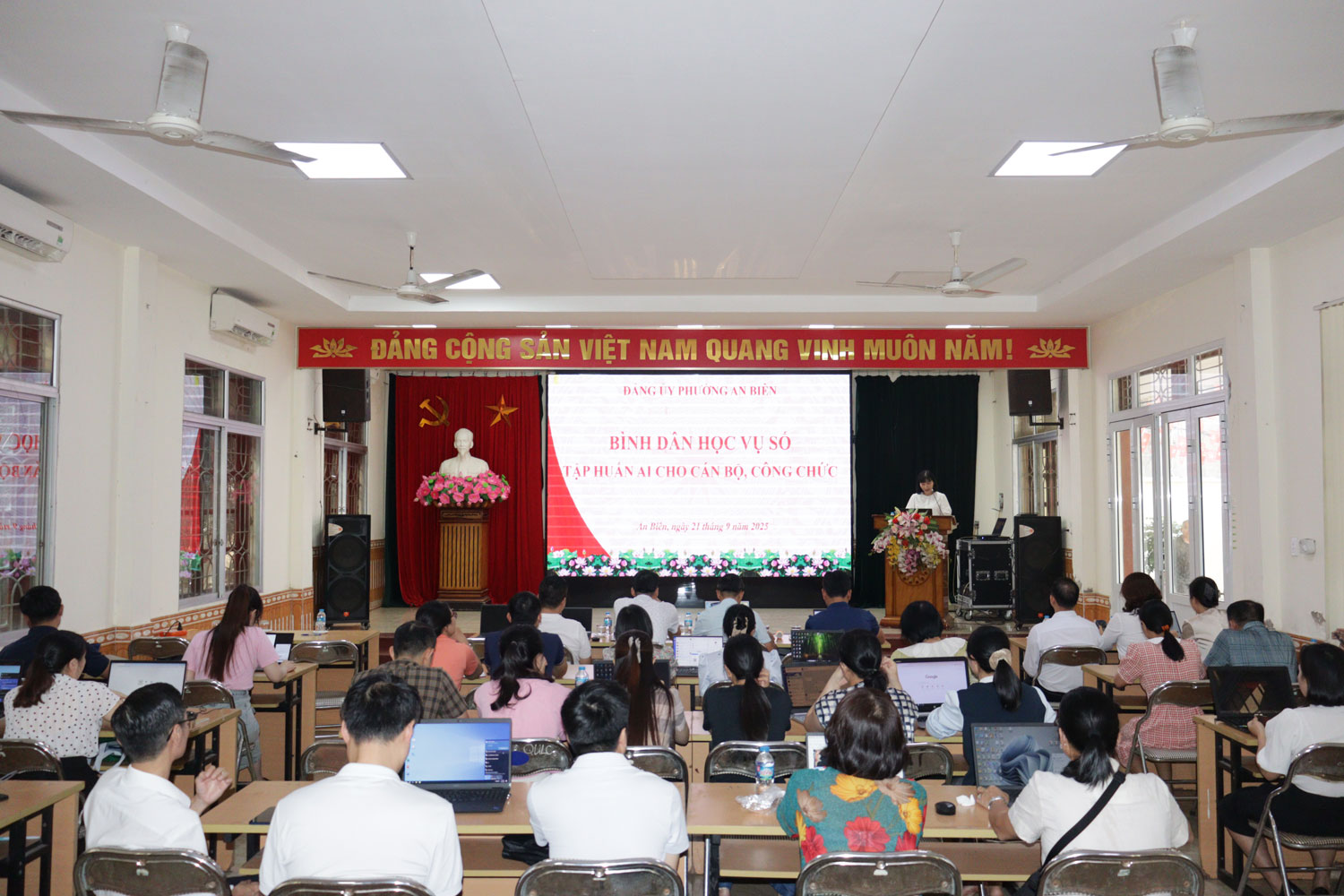 Quang cảnh lớp tập huấn.