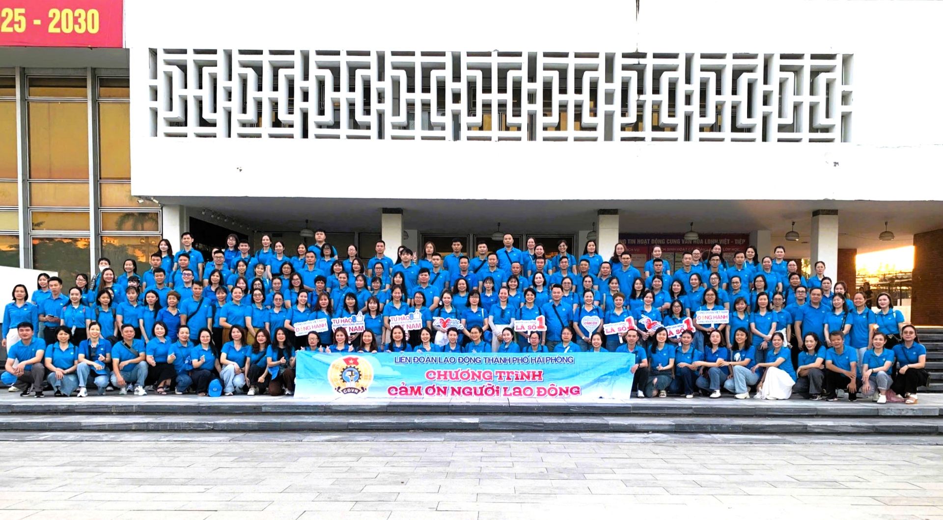 Cán bộ, đoàn viên Công đoàn tham gia Chương trình. Cán bộ, đoàn viên Công đoàn tham gia Chương trình.