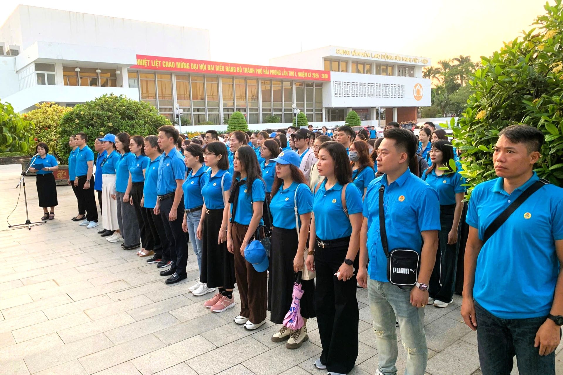 Đoàn dâng hương tại Tượng đài đồng chí Nguyễn Đức Cảnh. Đoàn dâng hương tại Tượng đài đồng chí Nguyễn Đức Cảnh.