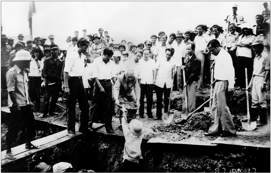 Đại tướng Võ Nguyên Giáp đổ mẻ bê tông đầu tiên xây dựng đường dây 110 kV Huế - Đà Nẵng (năm 1987)