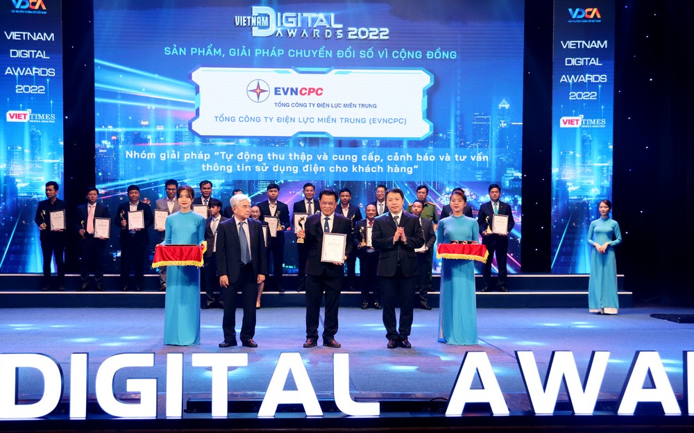 Tổng giám đốc EVNCPC Ngô Tấn Cư đại diện Tổng công ty nhận Giải thưởng Viet Nam Digital Awards 2022
