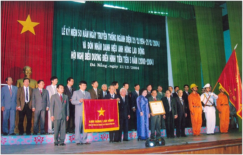 Công ty Điện lực 3 - tiền thân của Tổng công ty Điện lực miền Trung đón nhận Danh hiệu Anh hùng Lao động thời kỳ đổi mới, năm 2004