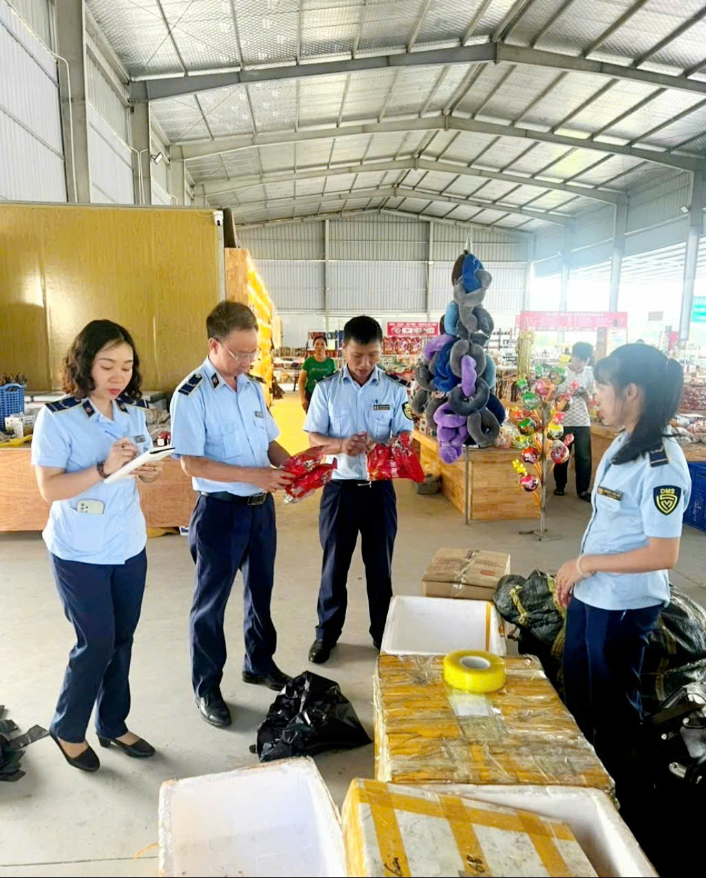 Cán bộ Đội QLTT số 3 kiểm tra hàng hóa