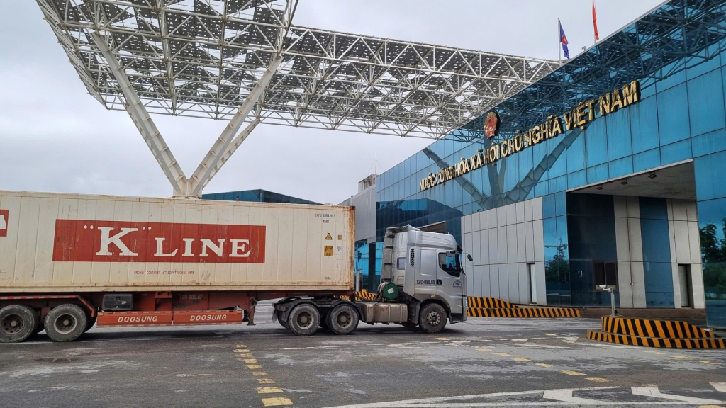 Hoạt động XNK qua cầu Bắc Luân II, cửa khẩu quốc tế Móng Cái. Hoạt động XNK qua cầu Bắc Luân II, cửa khẩu quốc tế Móng Cái.