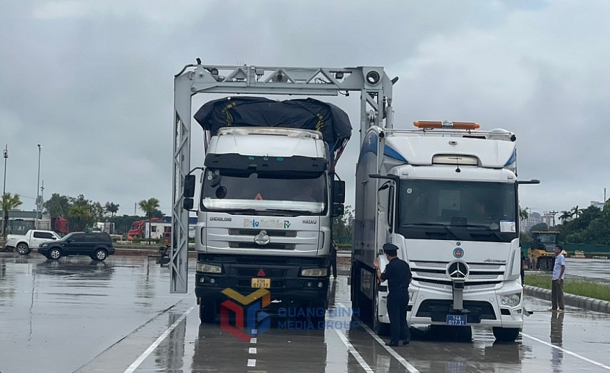 Hoạt động soi chiếu container tại Hải quan Móng Cái.