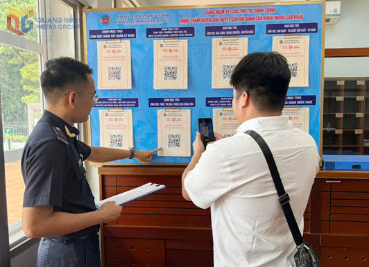 Công chức Hải quan Cửa khẩu Cảng Vạn Gia hướng dẫn doanh nghiệp tra cứu thủ tục hành chính bằng mã QR.