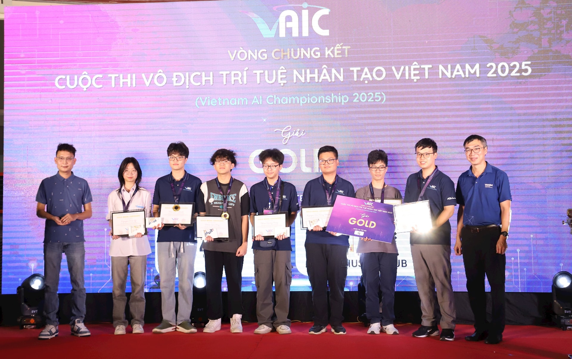 Hai đội của trường THPT chuyên Khoa học Tự nhiên, Đại học Quốc gia Hà Nội nhận Huy chương Vàng cuộc thi.