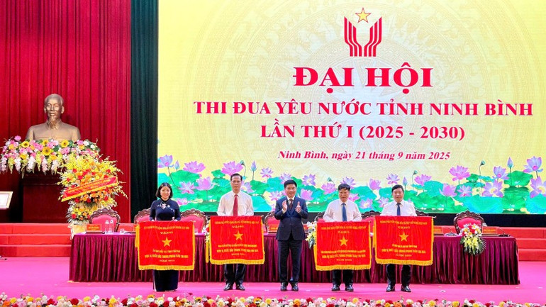 Thừa ủy quyền của Thủ tướng Chính phủ, đồng chí Trương Quốc Huy, Bí thư Tỉnh ủy, Trưởng Đoàn đại biểu Quốc hội tỉnh trao Cờ thi đua của Chính phủ cho các tập thể có thành tích xuất sắc trong thực hiện các phong trào thi đua yêu nước giai đoạn 2020-2025.