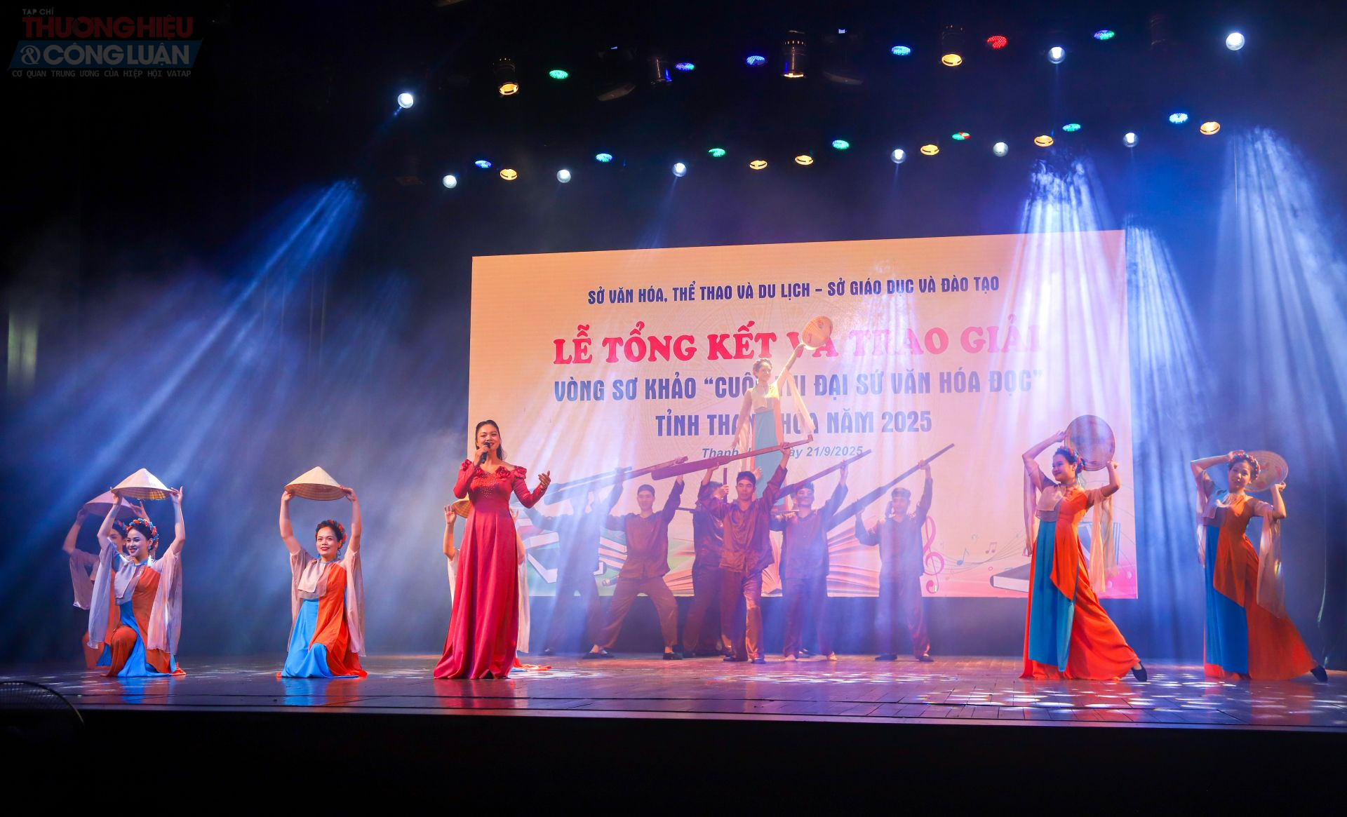 Văn nghệ chào mừng buổi lễ