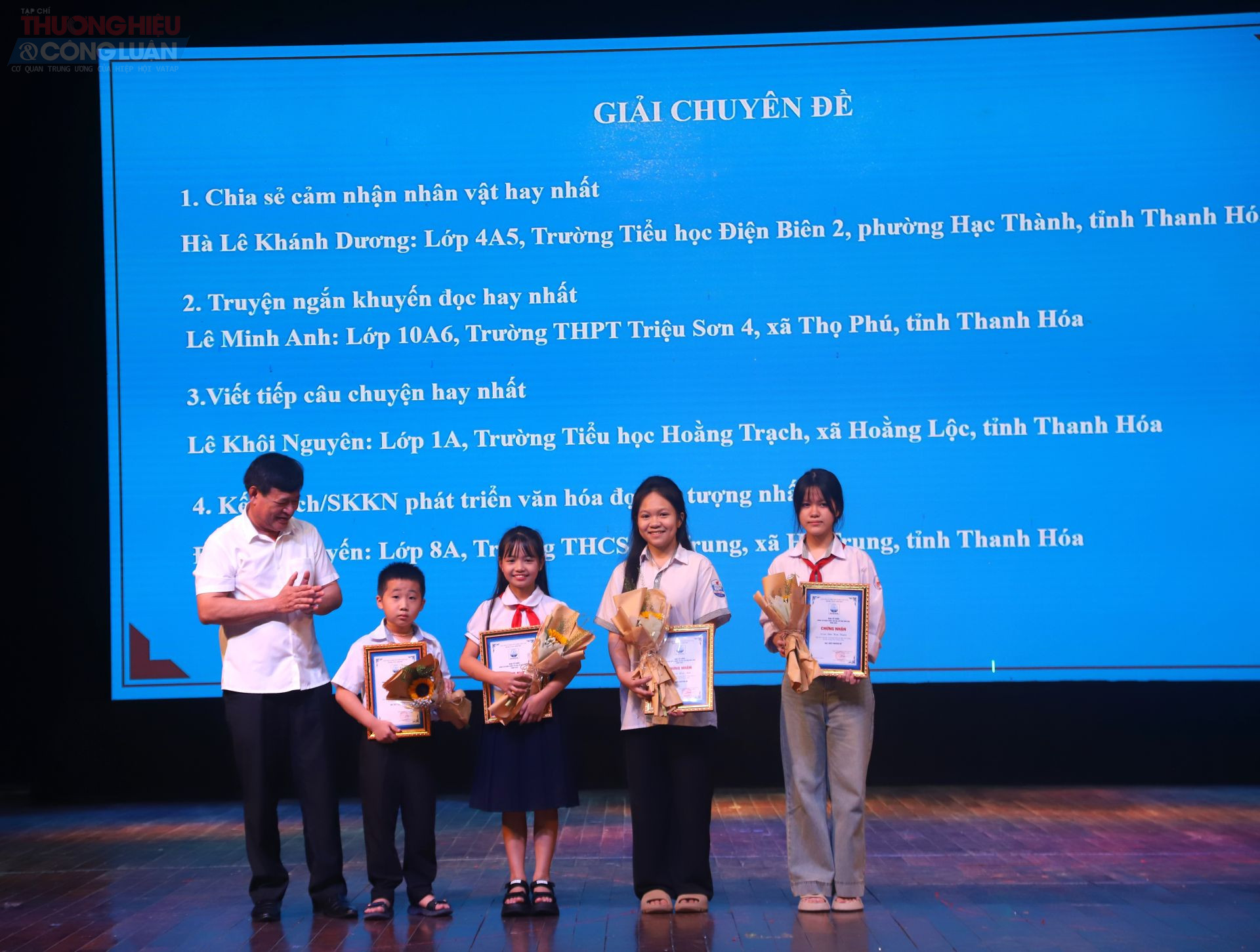 Đại diện Ban Tổ chức trao tặng giải chuyên đề cho 04 thí sinh.