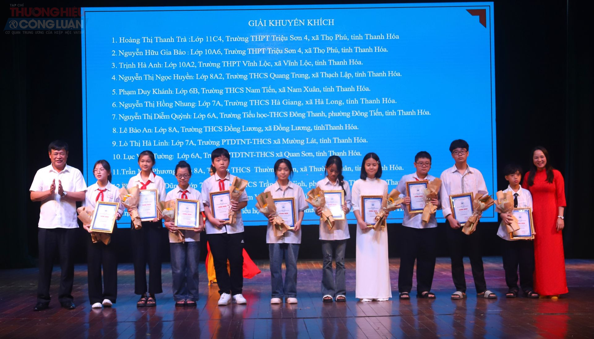 Đại diện Ban Tổ chức trao tặng giải nhất cho 6 thí sinh.