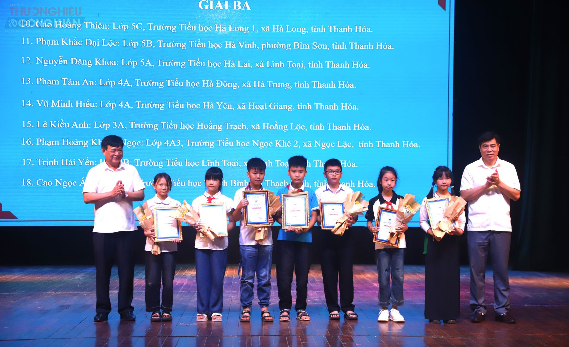 Đại diện Ban Tổ chức trao tặng giải nhất cho 6 thí sinh.