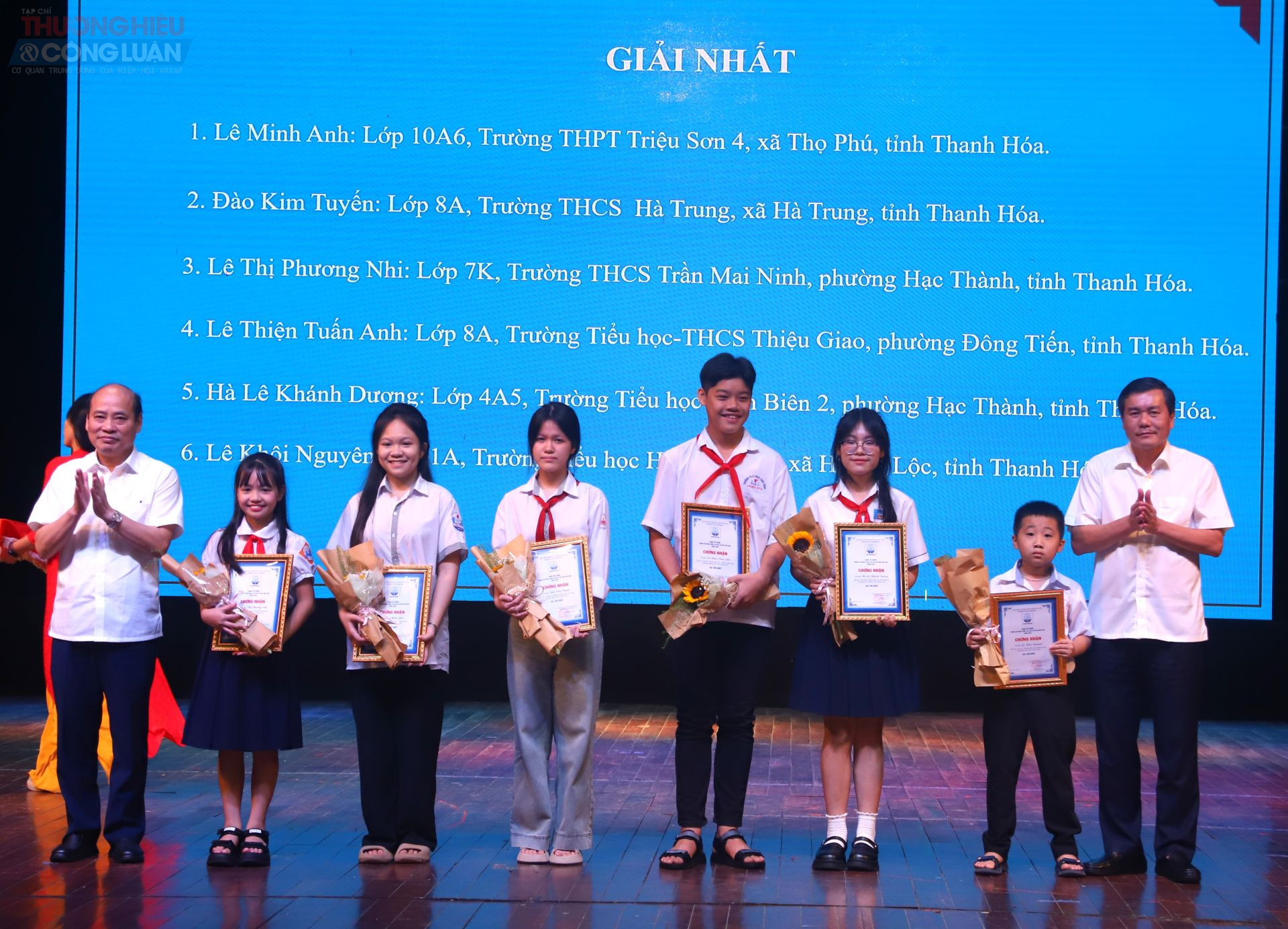 Đại diện Ban Tổ chức trao tặng giải nhất cho 6 thí sinh.