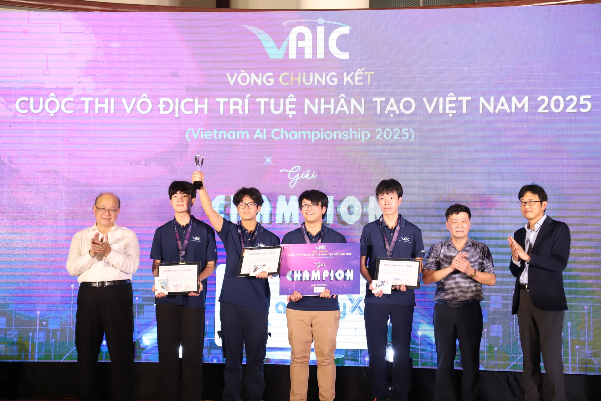 Đại diện Ban tổ chức trao phần thưởng cho đội Vô địch cuộc thi. (Ảnh: Thu Hằng)