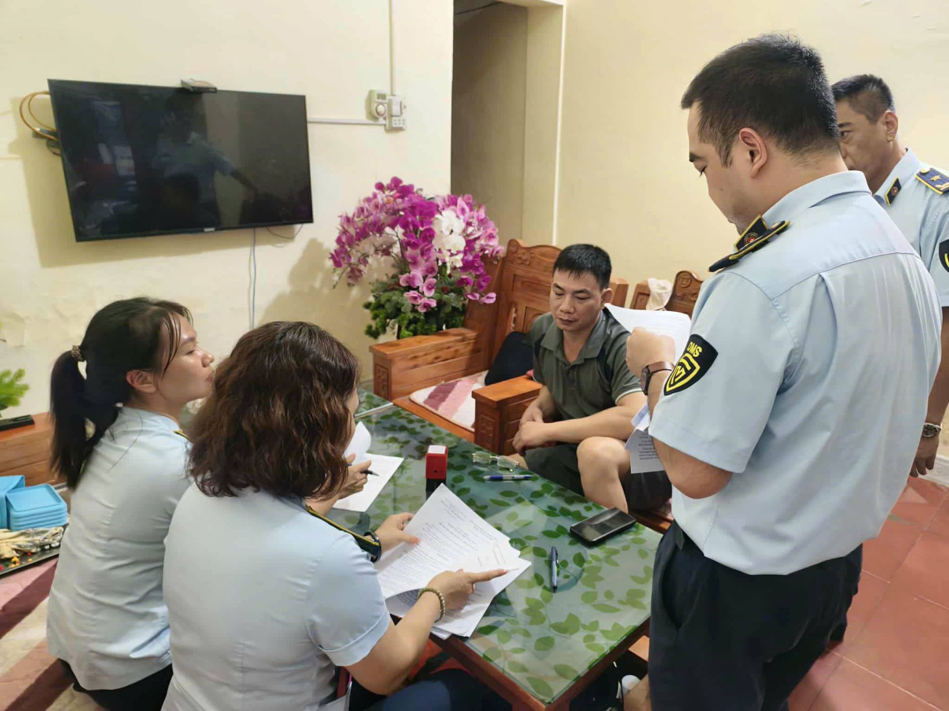 Đối tượng Hoàng Cao Khải tại thời điểm lực lượng chức năng kiểm tra cơ sở sản xuất Đối tượng Hoàng Cao Khải tại thời điểm lực lượng chức năng kiểm tra cơ sở sản xuất