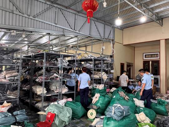 Lực lượng chức năng kiểm tra cơ sở kinh doanh