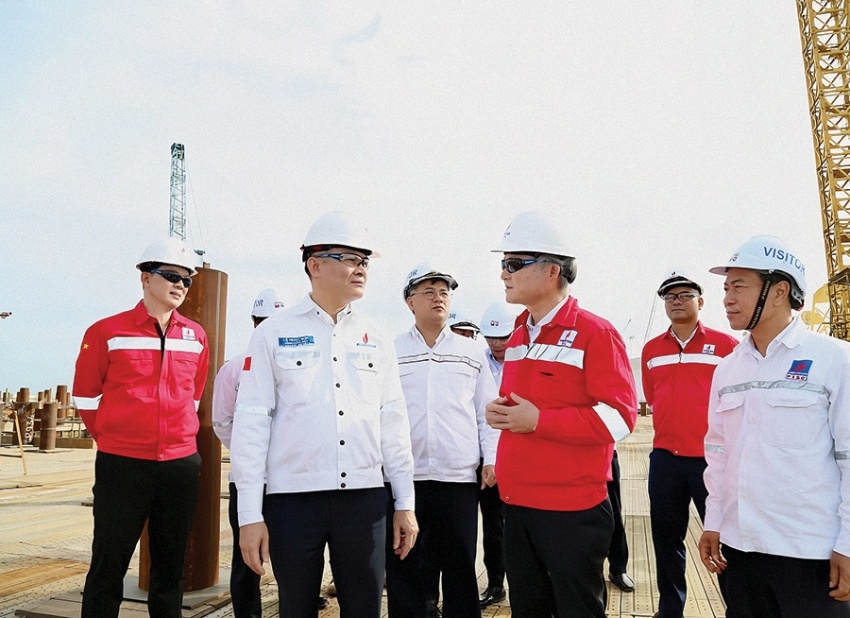 Tổng Giám đốc Petrovietnam Lê Ngọc Sơn kiểm tra thực địa công trường triển khai các phần việc liên quan của Dự án Phát triển Mỏ khí Lô B