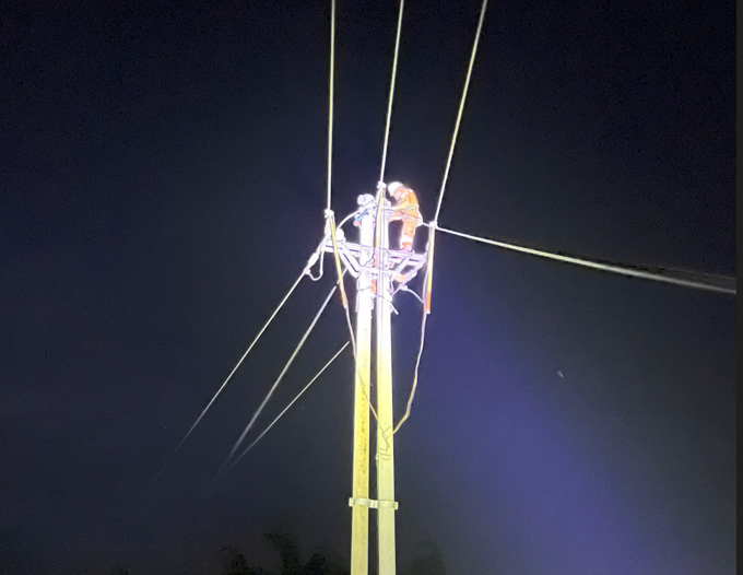 Công nhân Đội QLĐLKV Thanh An đang xử lý phát nhiệt trên đường dây