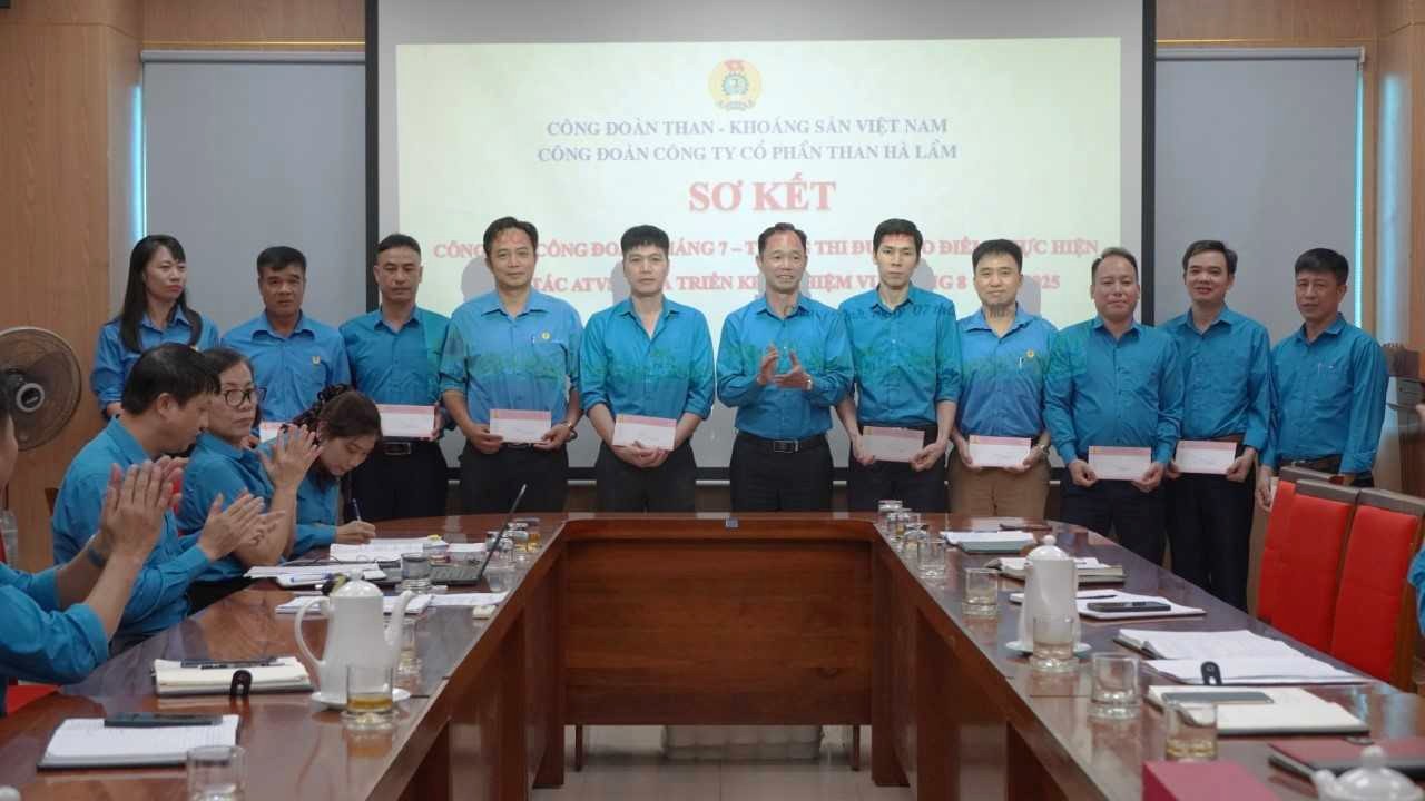 Khen thưởng các tập thể hoàn thành xuất sắc nhiệm vụ Tháng thi đua cao điểm thực hiện công tác ATVSLĐ tháng 7/2025.