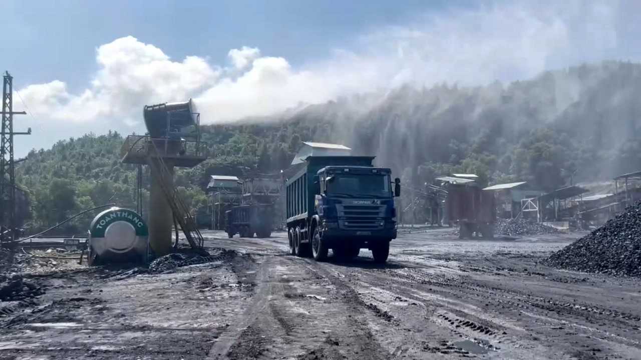 Hệ thống phu sương dập bụi ngoài trời giúp làm mát và giảm bụi. Hệ thống phu sương dập bụi ngoài trời giúp làm mát và giảm bụi.