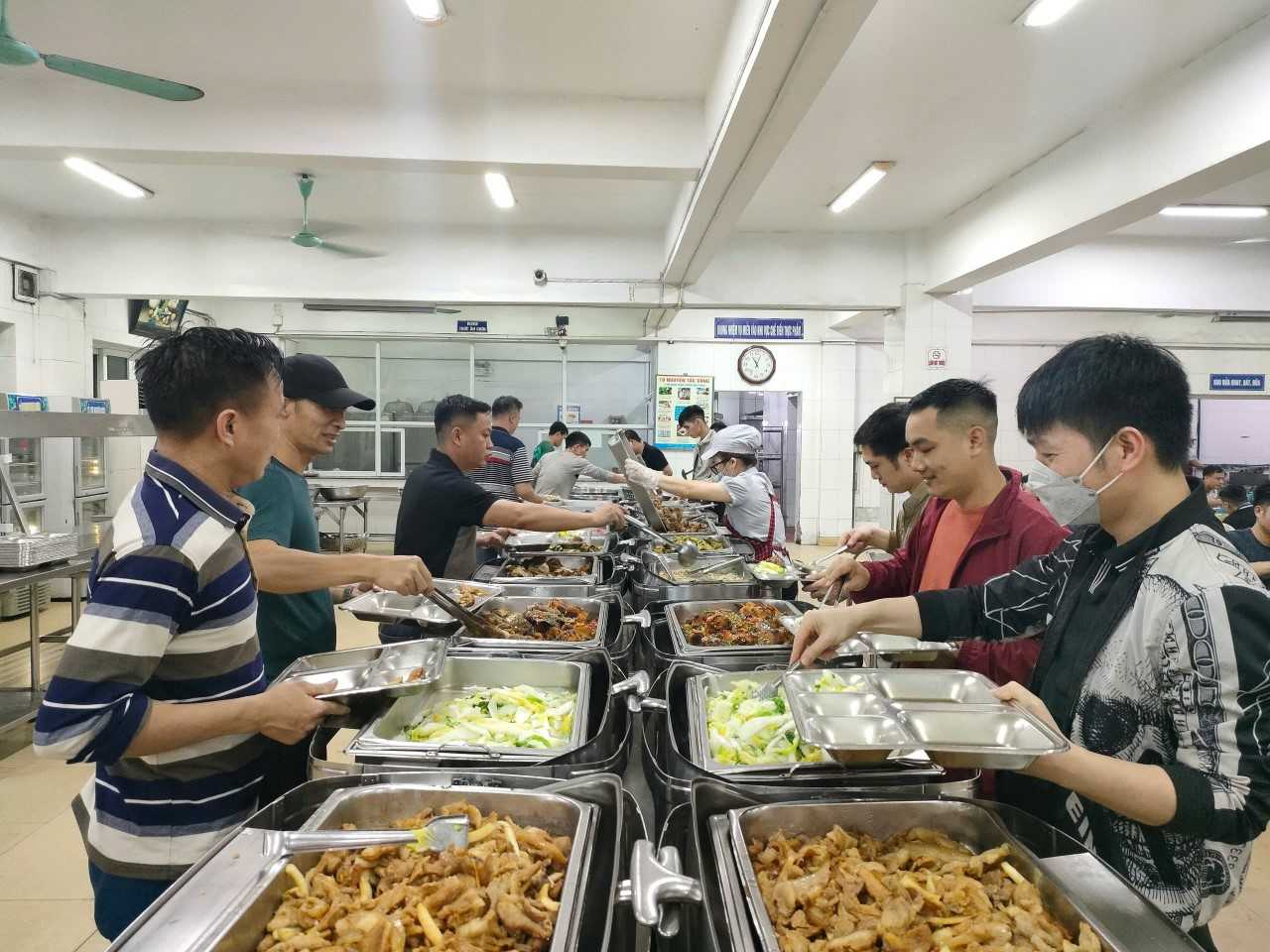 Bữa ăn ca đảm bảo dinh dưỡng. Bữa ăn ca đảm bảo dinh dưỡng.