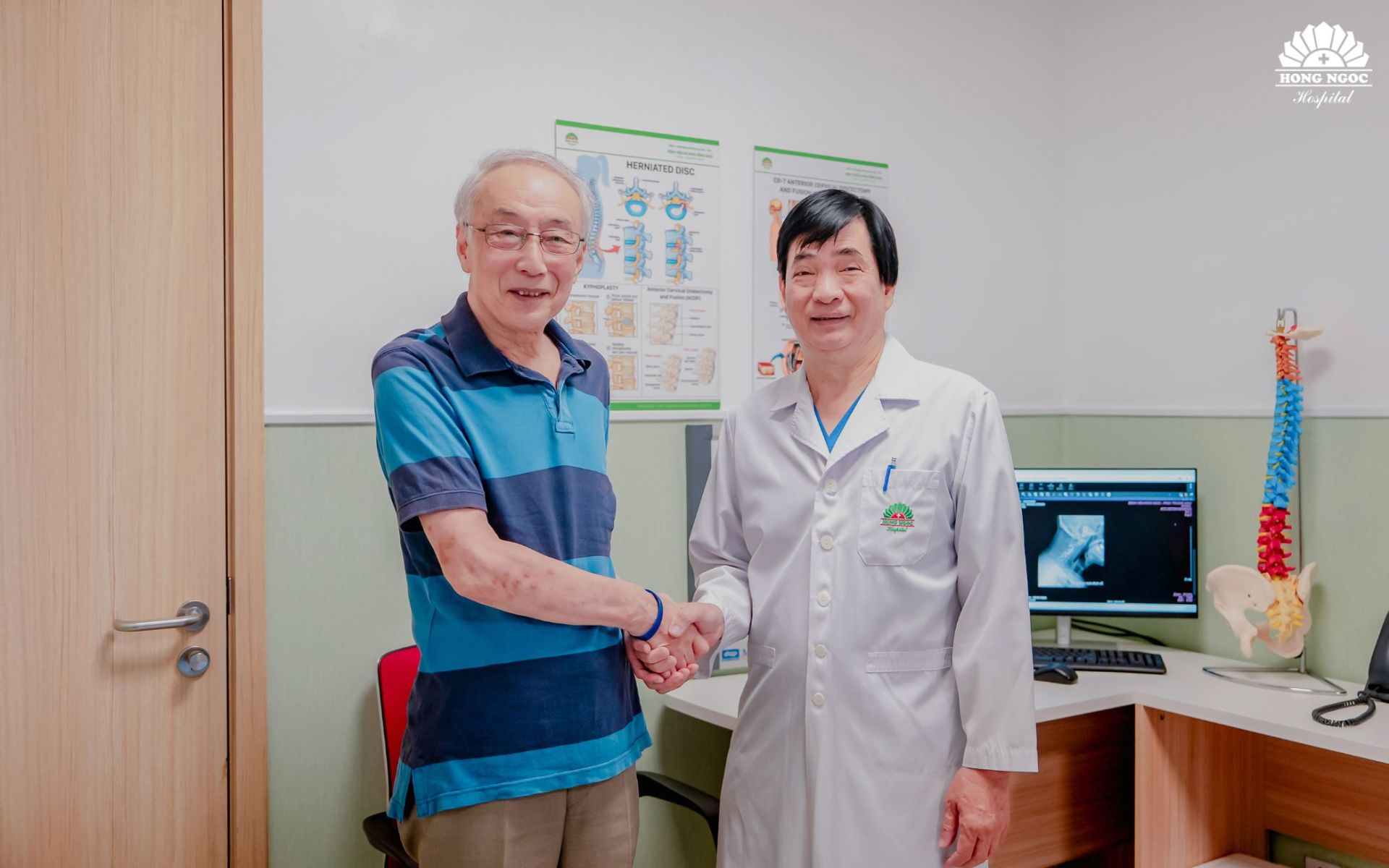 Sau 1 tháng phẫu thuật: bệnh nhân khỏe mạnh, cổ vận động tốt.