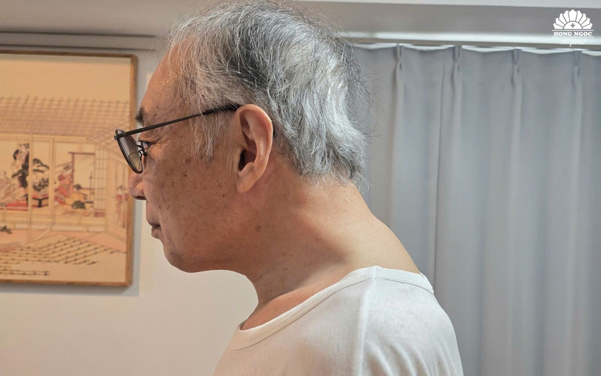 Nhiễm trùng cột sống khiến cổ bệnh nhân luôn trong tư thế gập, không thể xoay hay ngửa cổ