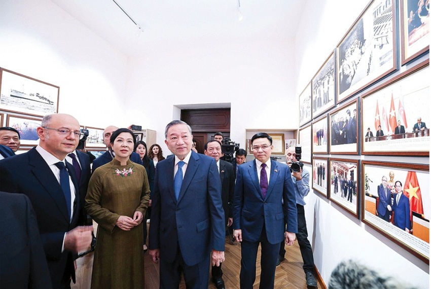 Tổng Bí thư Tô Lâm và Phu nhân cùng các đại biểu tham quan Phòng Lưu niệm Chủ tịch Hồ Chí Minh với ngành dầu khí Việt Nam - Azerbaijan
