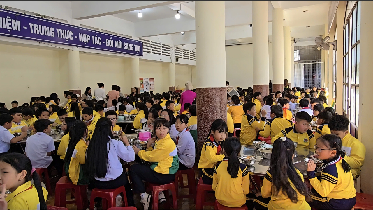 Trường tiểu học ở Đà Lạt bị tố nhập thực phẩm bẩn sẽ tạm dừng bếp ăn bán trú