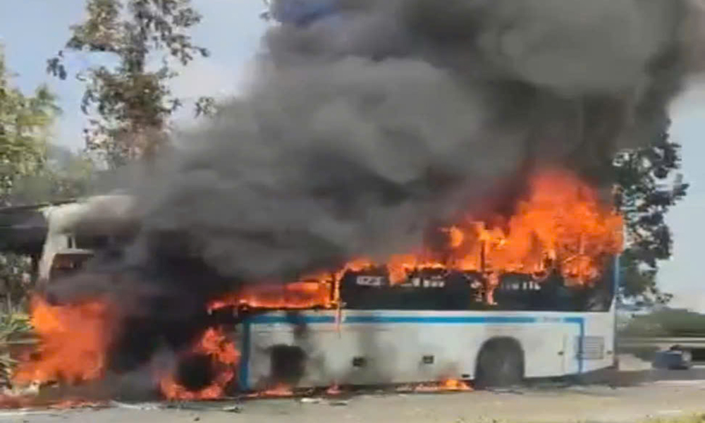 Bắc Ninh: Xe khách giường nằm bất ngờ bốc cháy trên quốc lộ 18