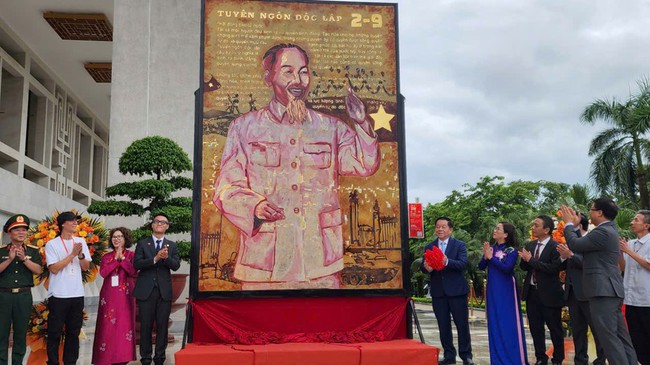 Kéo dài thời gian triển lãm "Mùa xuân độc lập" tại Bảo tàng Hồ Chí Minh đến hết ngày 30/12