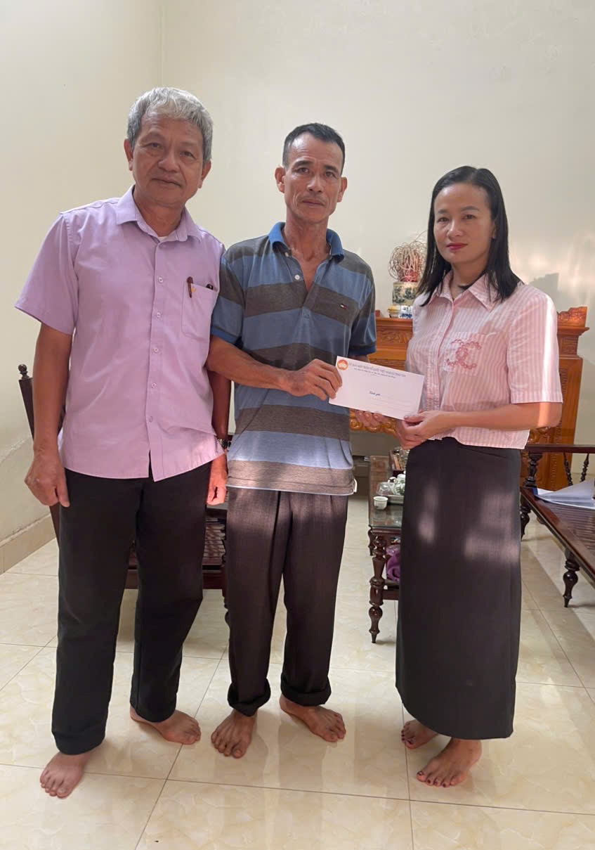 Đồng chí Vũ Thị Thiềm - Uỷ viên BTV Đảng uỷ, Chủ tịch Uỷ ban MTTQ xã cùng lãnh đạo thôn Mỹ Xá trao tiền hỗ trợ, động viên gia đình anh Quân Đồng chí Vũ Thị Thiềm - Uỷ viên BTV Đảng uỷ, Chủ tịch Uỷ ban MTTQ xã cùng lãnh đạo thôn Mỹ Xá trao tiền hỗ trợ, động viên gia đình anh Quân
