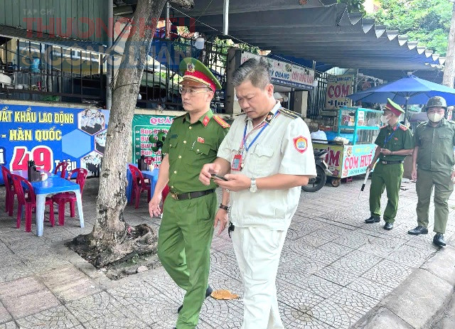 Lãnh đạo công an phường Liên Chiểu cùng lãnh đạo Trung tâm Cung ứng Dịch vụ Sự nghiệp công của phường đi kiểm tra thực tế tình hình các tuyến đường trên địa bàn phường.