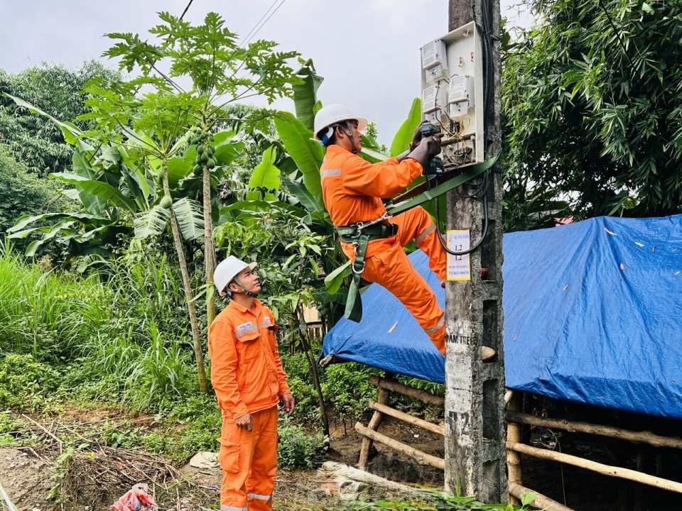 Đội Quản lý Điện lực khu vực Tân Uyên (PC Lai Châu) lắp đặt công tơ điện tử đo xa phục vụ khách hàng Đội Quản lý Điện lực khu vực Tân Uyên (PC Lai Châu) lắp đặt công tơ điện tử đo xa phục vụ khách hàng