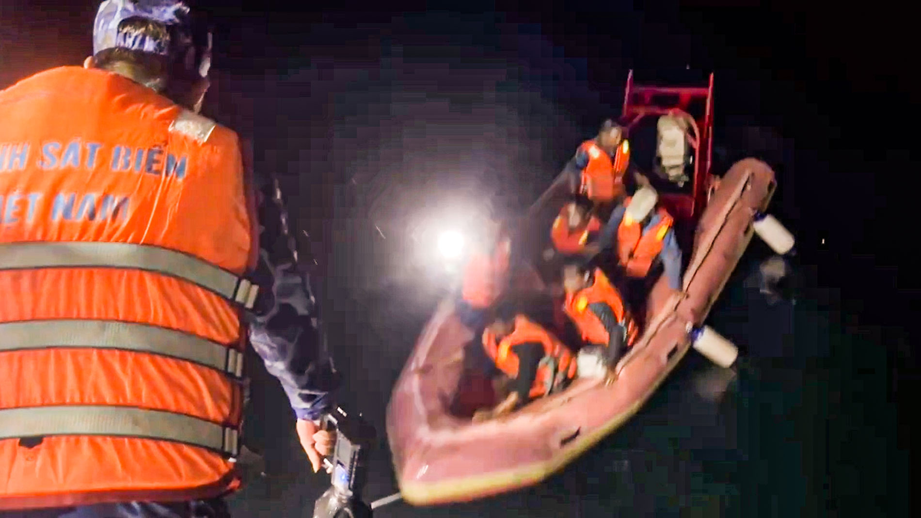 1 Trong điều kiện thời tiết xấu, tầm nhìn hạn chế, tàu CSB 3008 đã tổ chức hạ xuồng, kết hợp sử dụng đèn pha công suất lớn để tìm kiếm 4 ngư dân.