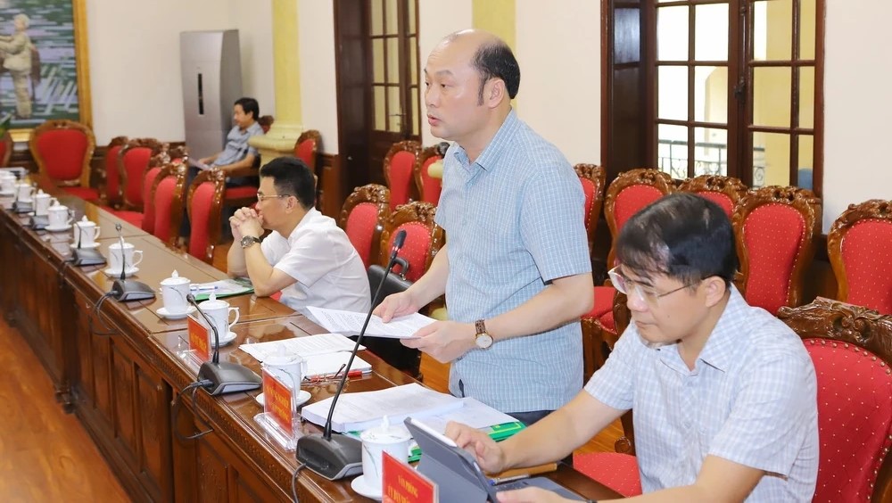 Đồng chí Cao Văn Cường, Giám đốc Sở Nông nghiệp và Môi trường trình bày tờ trình xin ý kiến. Đồng chí Cao Văn Cường, Giám đốc Sở Nông nghiệp và Môi trường trình bày tờ trình xin ý kiến.