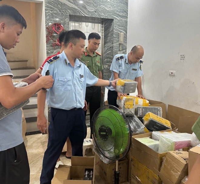 Lực lượng chức năng kiểm tra cơ sở kinh doanh