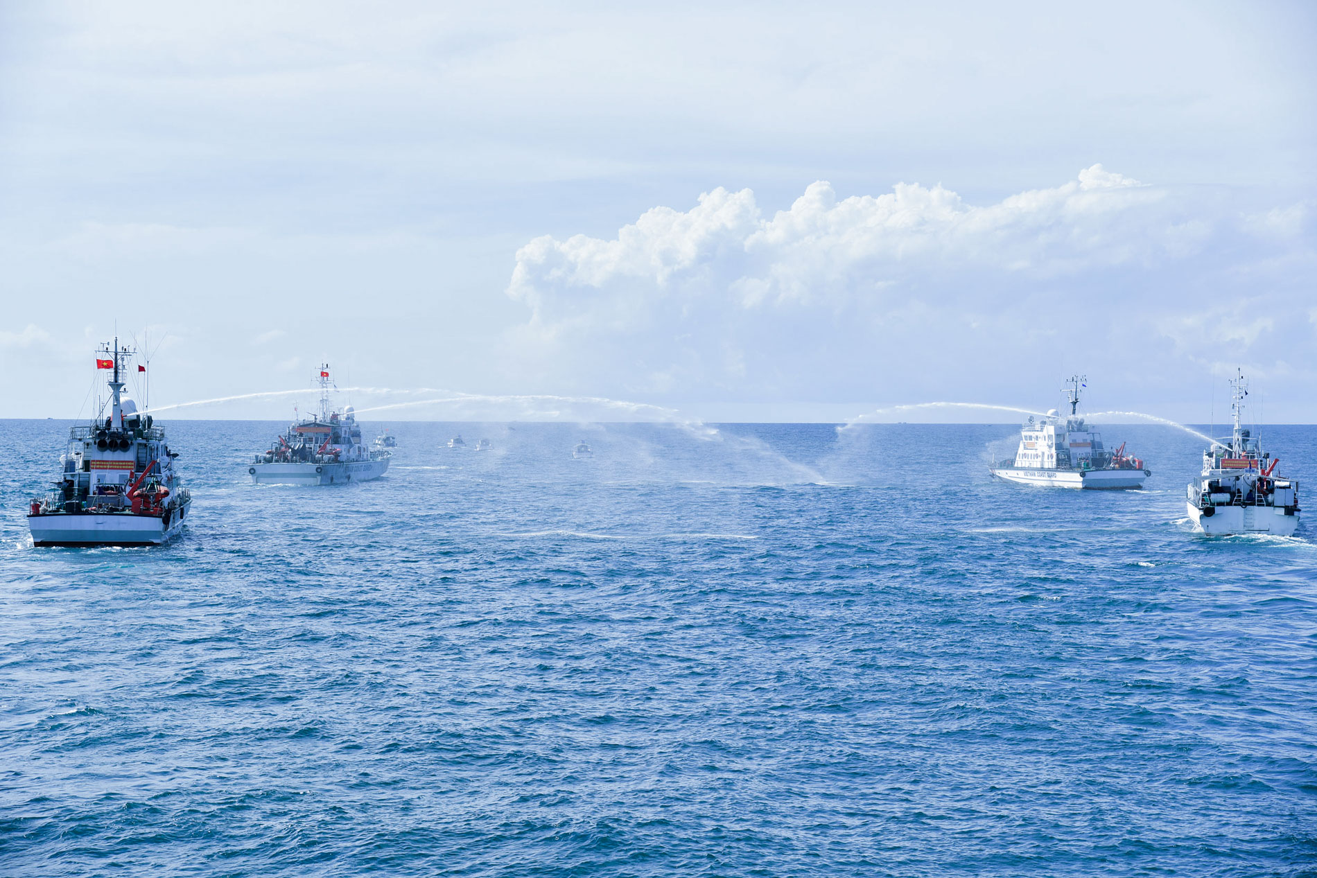 Các tàu thuộc Bộ Tư lệnh Vùng Cảnh sát biển 4 diễn tập xử lý các tình huống trên biển.