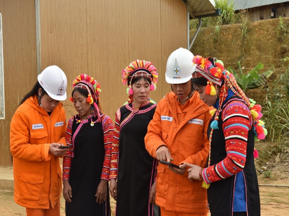 Đội Quản lý Điện lực khu vực Bum Tở (PC Lai Châu) hướng dẫn khách hàng sử dụng các dịch vụ trực tuyến ngành điện Đội Quản lý Điện lực khu vực Bum Tở (PC Lai Châu) hướng dẫn khách hàng sử dụng các dịch vụ trực tuyến ngành điện