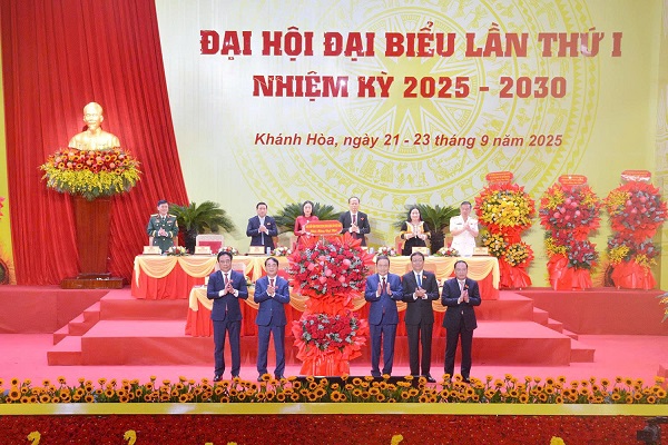 Ông Trần Thanh Mẫn- Ủy viên Bộ Chính trị, Chủ tịch Quốc hội nước CHXHCN Việt Nam thay mặt Bộ Chính trị đến dự, chỉ đạo Đại hội và thay mặt lãnh đạo Đảng, Nhà nước tặng Đại hội lẵng hoa chúc mừng của Ban Chấp hành Trung ương Đảng Cộng sản Việt Nam. Ông Trần Thanh Mẫn- Ủy viên Bộ Chính trị, Chủ tịch Quốc hội nước CHXHCN Việt Nam thay mặt Bộ Chính trị đến dự, chỉ đạo Đại hội và thay mặt lãnh đạo Đảng, Nhà nước tặng Đại hội lẵng hoa chúc mừng của Ban Chấp hành Trung ương Đảng Cộng sản Việt Nam.