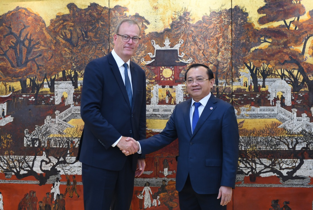 Thứ trưởng Bộ Tài chính Lê Tấn Cận và ông Tim Reid – Tổng giám đốc điều hành Cơ quan Hỗ trợ Tài chính Xuất khẩu Vương quốc Anh. Ảnh: Tuệ Anh