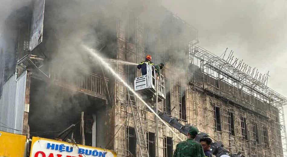 Lửa thiêu rụi 2 căn nhà ở Cà Mau lúc rạng sáng