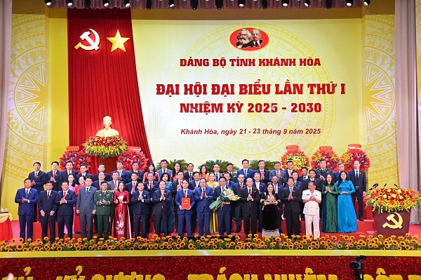 Các vị Ủy viên Ban Chấp hành Đảng bộ tỉnh nhiệm kỳ 2025 - 2030 ra mắt, nhận nhiệm vụ. Các vị Ủy viên Ban Chấp hành Đảng bộ tỉnh nhiệm kỳ 2025 - 2030 ra mắt, nhận nhiệm vụ.